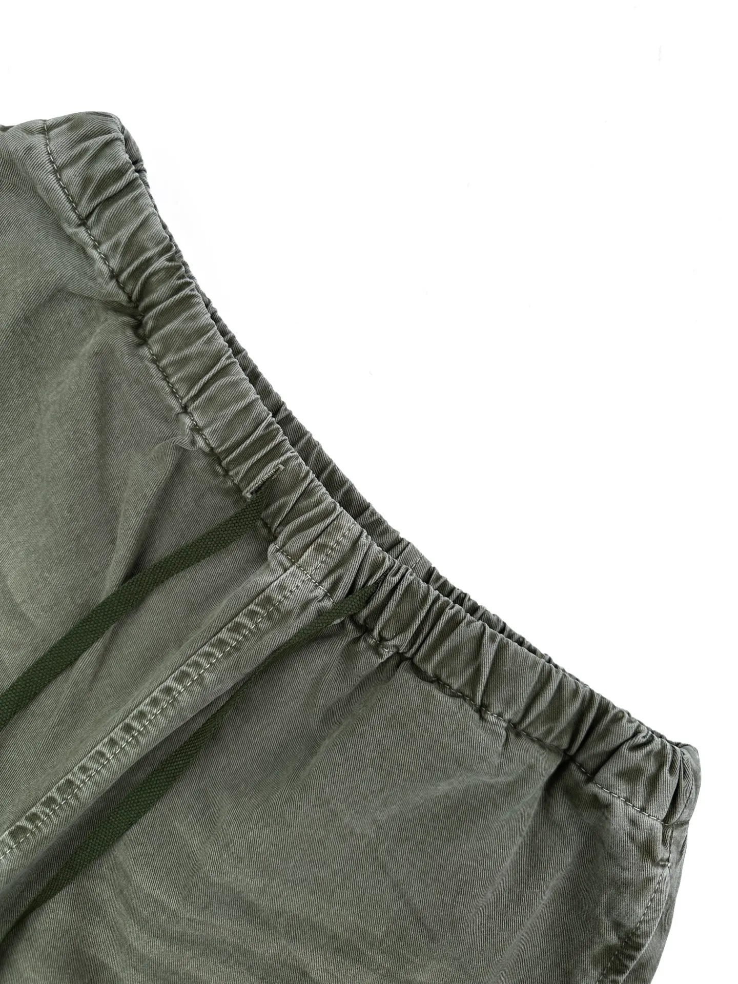Acne Studios embroidered logo graffiti trousers, custom-made Lan Heng soft-brushed twill cotton, drapey and moist, soft and skin-friendly, yeast-dyed fog moss army green spreads across the trousers, releasing the tension of Nordic art in somber earth tones. The trousers are painted with irregular hand-splashed paint, and the paint spots are randomly scattered and scattered, forming natural mottled dirty marks. The arrangement of each paint mark is an irreplaceable artistic imprint. The embroidered logo is hidden in the back patch pocket The brand gene is engraved in a low-key manner, and the restrained ingenuity of Nordic design is revealed in the secret details. It blends the cool minimalism of Scandinavia with street graffiti art, and interprets the unique avant-garde art luxury style of Acne Studios in the relaxed shape. Process 1: Using imported machine embroidery technology, using advanced computer control systems and precise mechanical components to realize Acne Studios embroidery work with high precision, smooth and delicate lines. Process 2: Using hand-splashed paint technology to manually control the amount of color. The paint dots are randomly scattered across the surface to generate natural mottled marks and restore the real and random dirty effect. The arrangement of spots on each finished product is unique. Process 3: Combining the rubbing and wrinkling cat whisker technology and the gun painting cat whisker technology. Prioritize manual rubbing in specific areas to achieve a natural wrinkle effect, and then use specific tools to draw the texture of the cat's whisker shape to create a full visual effect. Process 4: Gradient distressed spray-on process by spraying dyes of different colors on the surface of the fabric. Achieve rich color changes in clothing under different lights and increase visual layering. Process 5: Use heavy color dyeing and washing process. After dyeing, the garments are softened by multiple warm water fermentation washings to weaken the stiff starch feel of the fabric. The cloth surface generates a soft and natural faded haze. The color is restrained and mellow. Accessories: Customized 1:1 Acne trademark. Version: Loose version. Size: 44 46 48 50. Style number: BB 4011.